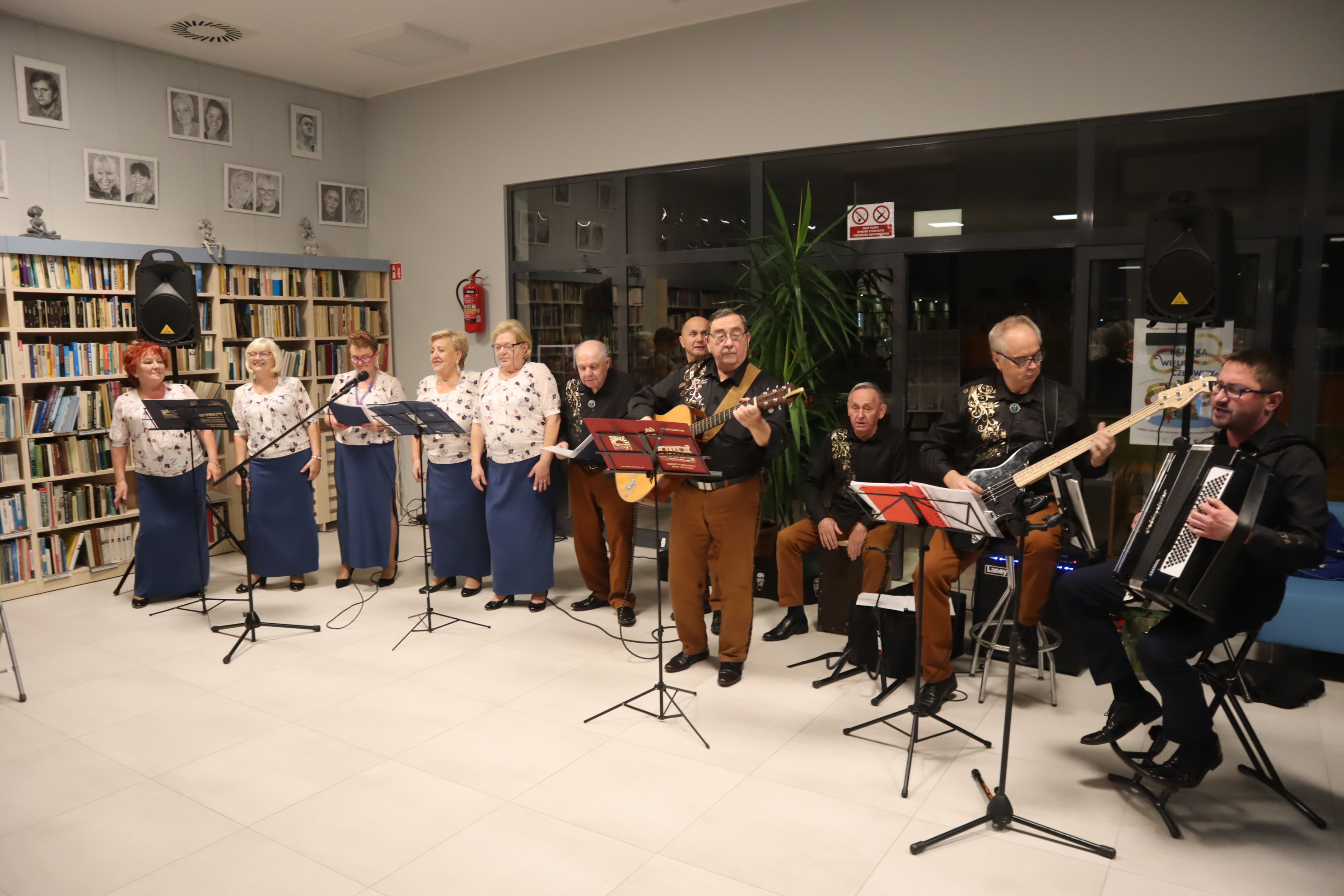 „Moc poezji i muzyki” – wieczór poezji z zespołem śpiewaczym Bryza 17.11.2022 r.