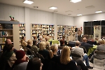 „Ja wiem lepiej co Państwo chcą przeczytać” – spotkanie autorskie z Wojciechem Chmielarzem w międzyzdrojskiej bibliotece 15 listopada 2023 r.