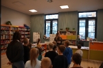 Uroczyste pasowanie pierwszoklasistów ze Szkoły w Wapnicy na czytelników Miejskiej Biblioteki Publicznej w Międzyzdrojach