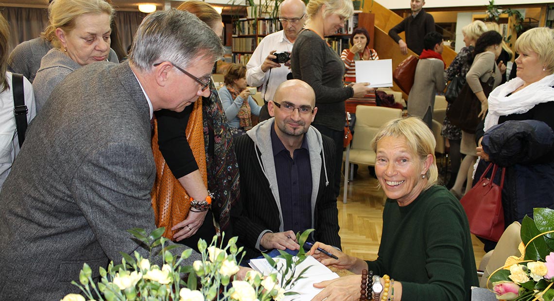 Małgorzata Braunek i Artur Cieślar w bibliotece - marzec 2012